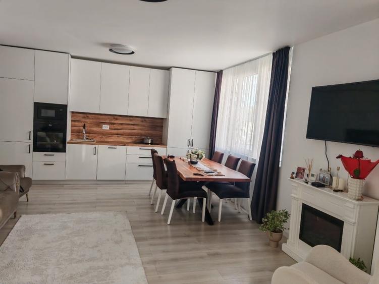Apartament cu 3 camere decomandat, mobilat în Centura