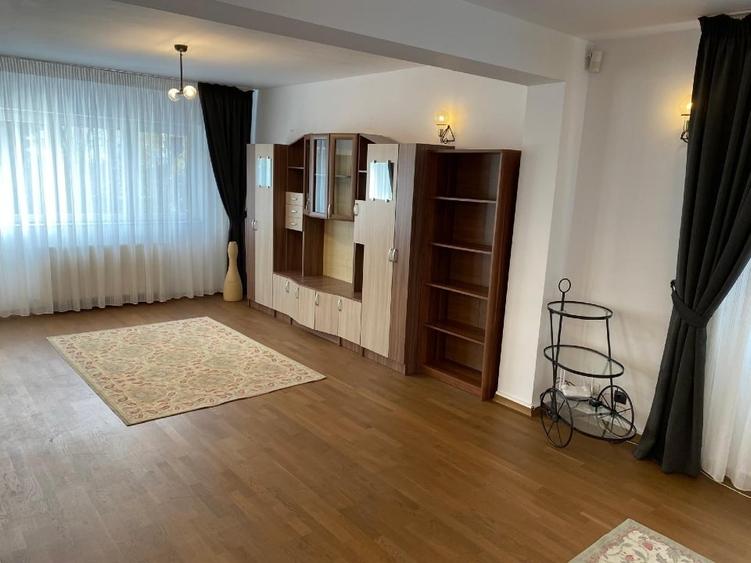 Casă individuală cu 5 camere cu Teren 500 Mp în Central