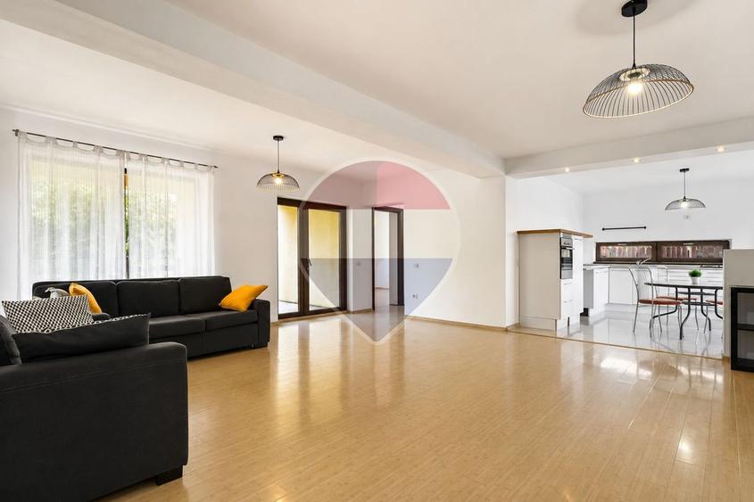 Casă individuală cu 6 camere cu Teren 572 Mp în Central