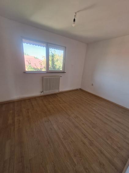Casă cu 8 camere cu Canalizare în Săftica