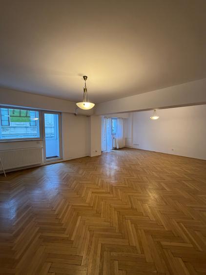 Apartament cu 3 camere semidecomandat în Universitate