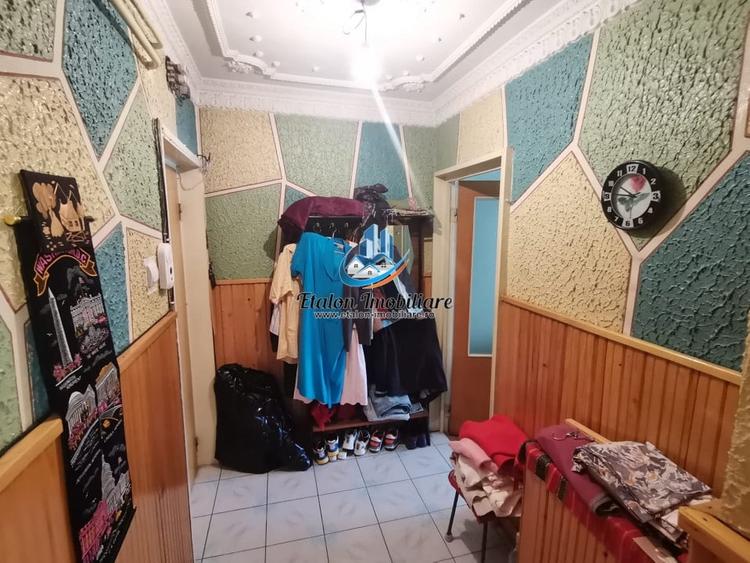 Apartament cu 4 camere semidecomandat în Periferie