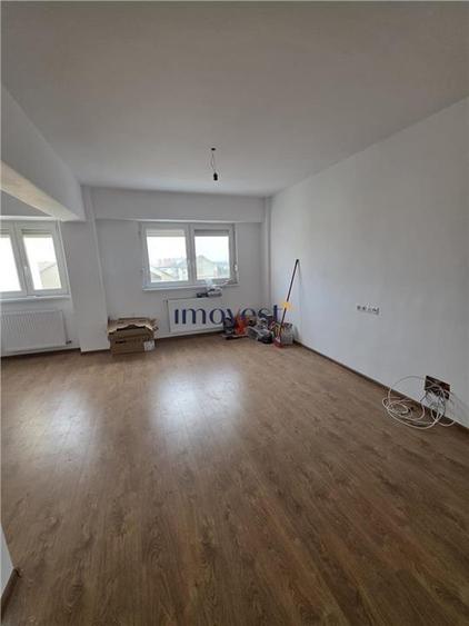 Apartament cu 4 camere decomandat în Carpați 2