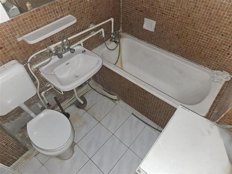 Buhusi - 3 camere  - etaj 3 - 8