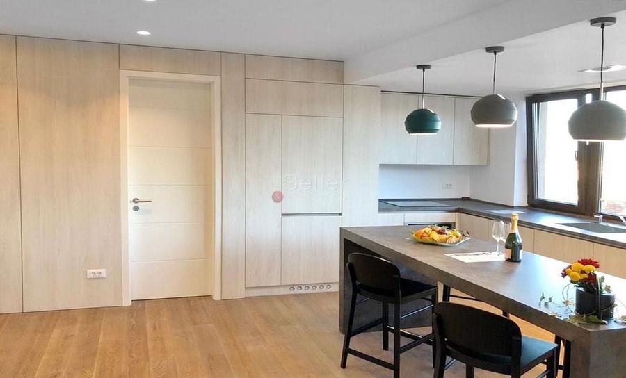 Priveliste Panoramica Spre Oras Si Masivul Tampa - 12