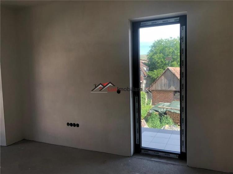 Duplex 4 camere, 120 mp utili,teren liber intre 50 si 150 mp. Zona foarte buna d - 10