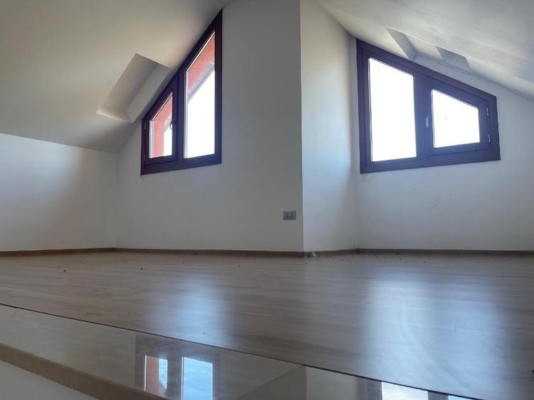 Casă de vânzare cu etaj  - 5