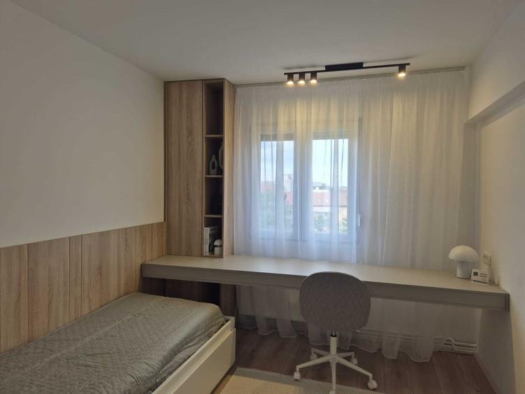 Apartament cu 3 camere semidecomandat în Circumvalațiunii