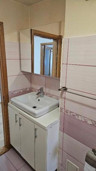 Persoană fizică ofer spre vânzare apartament cu 2camere situat  într-o zonă foar - 2