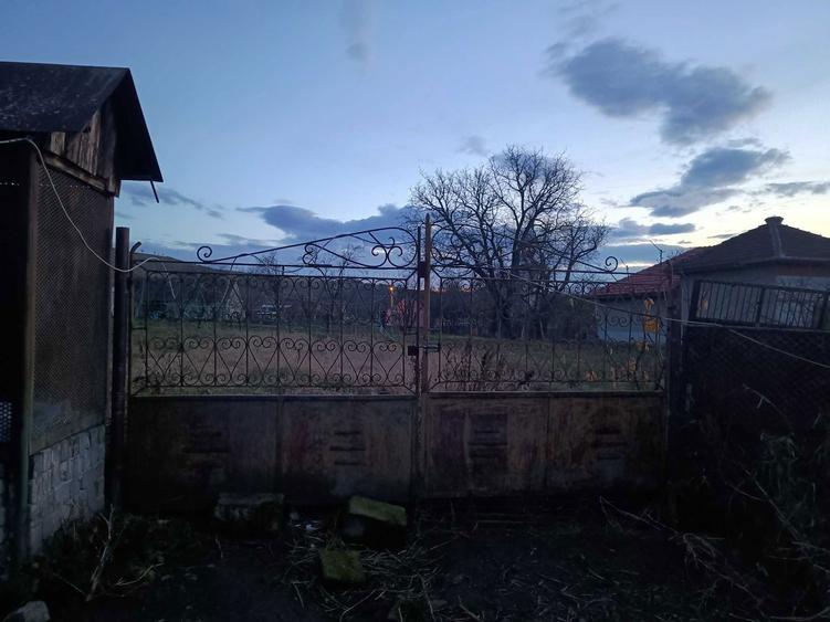 Vand casa si teren in satul Petreni, comuna Bacia - 2
