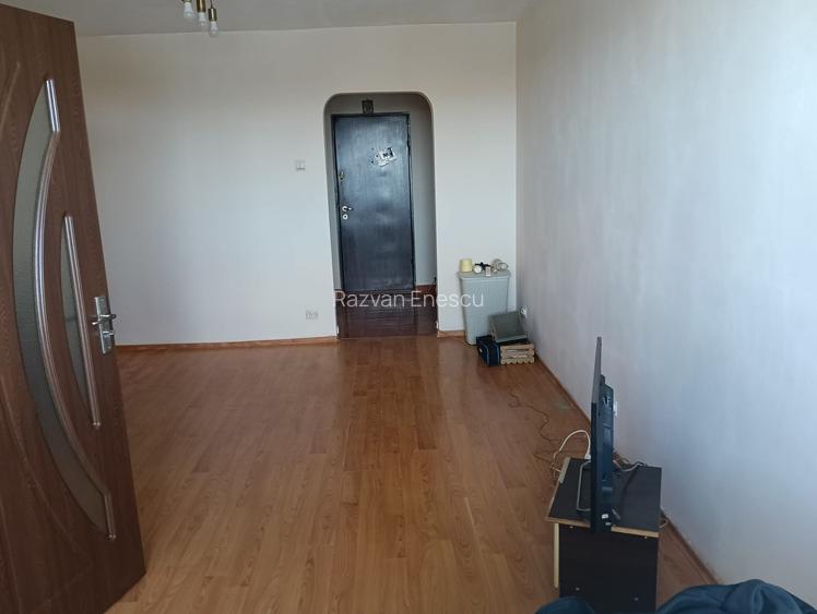 Libera, curata, scara ingrijita, vedere spre SUPECO.