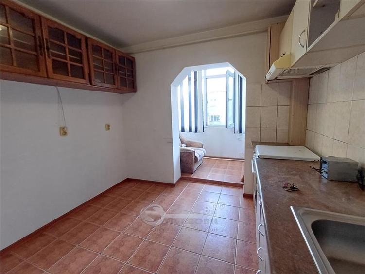 Apartament cu 3 camere decomandat în Nicolina