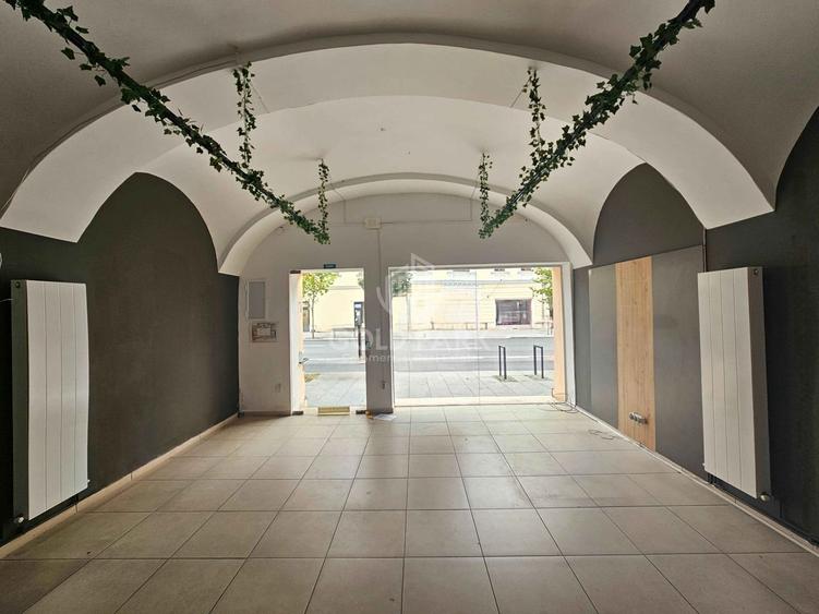 : : Spatiu cu PRELUARE CHIRIASI- Trafic INTENS/Vitrina la Strada : : - 4