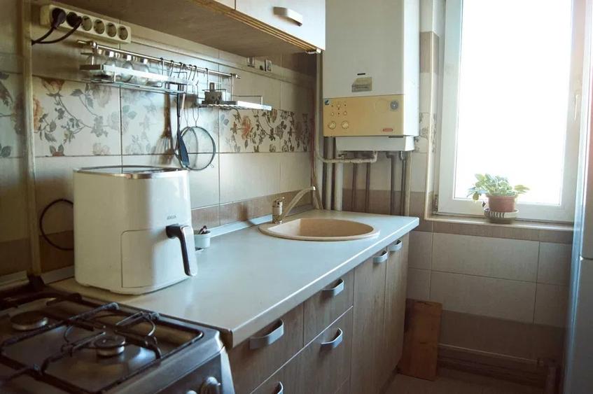 Apartament de 3 camere, etaj 2/4, zona Alexandru cel Bun - 2