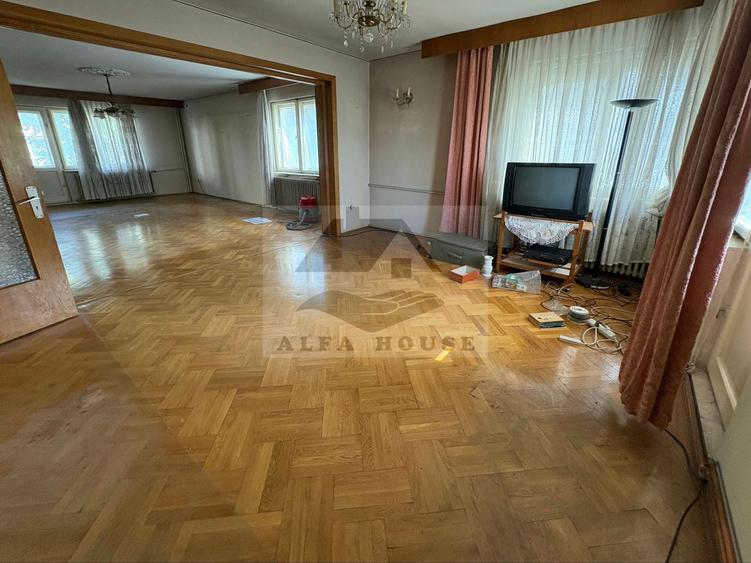 Casă individuală cu 10 camere cu Canalizare în Centrul Civic