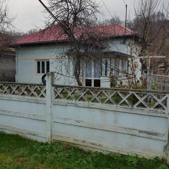 Casă cu 5 camere cu Teren 1300 Mp în Căiuți