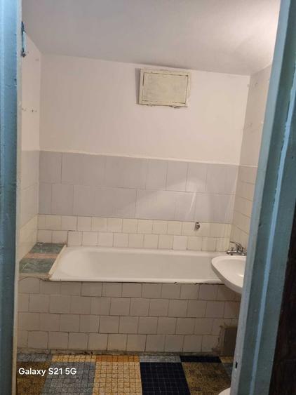 Apartament cu 3 camere semidecomandat în Titan