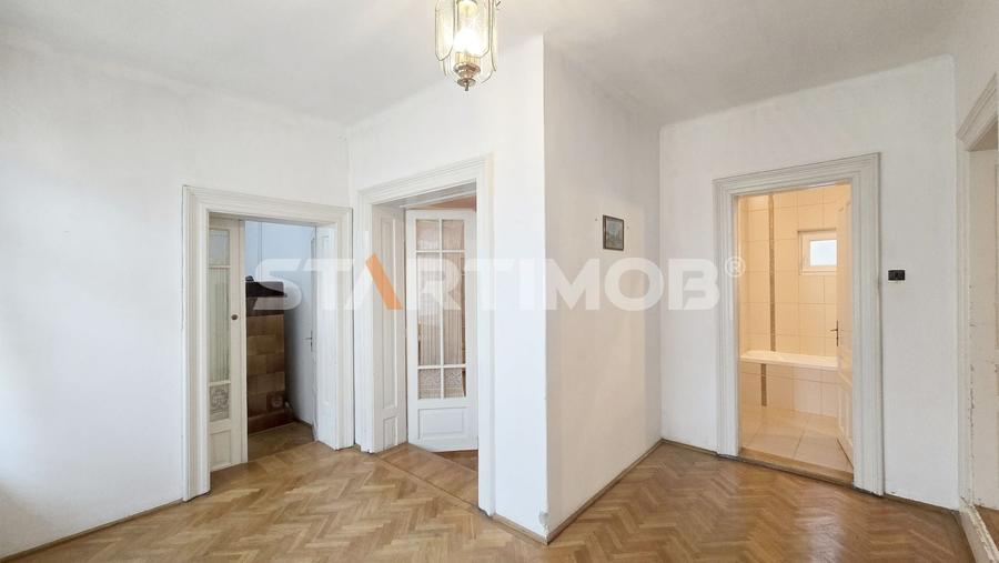 Casă individuală cu 5 camere cu Canalizare în Caragiale