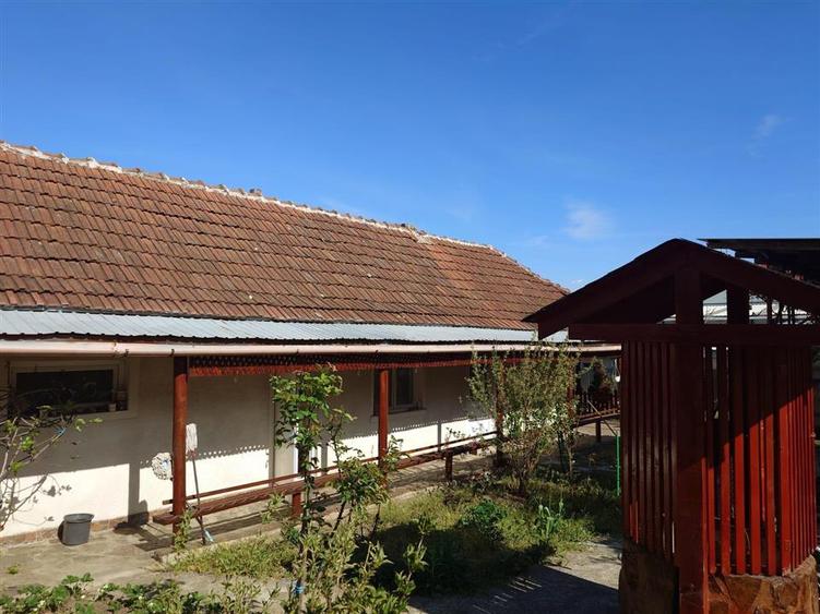 Casă individuală cu 9 camere cu Teren 2339 Mp în Exterior Nord