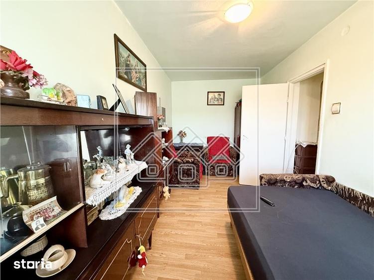 Apartament cu 3 camere decomandat în Vasile Aaron