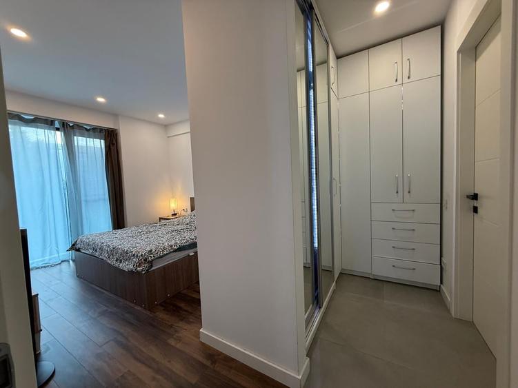 Apartament cu 3 camere decomandat în P-ța Victoriei