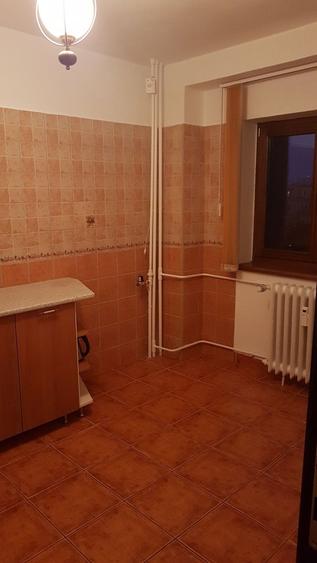 Apartament cu 3 camere decomandat, mobilat în Decebal