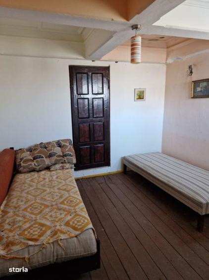 Casă cu 10 camere cu Teren 95000 Mp în Central