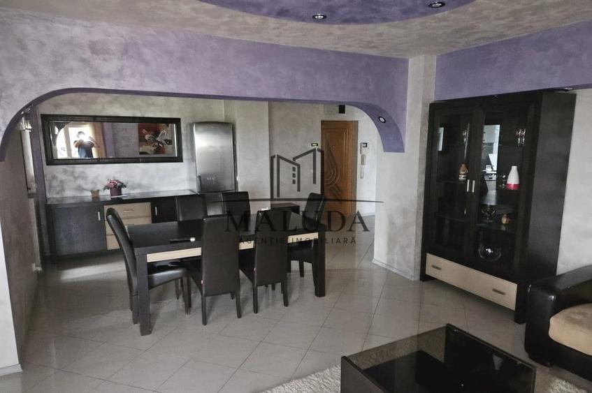 Apartament cu 3 camere decomandat în Calea București