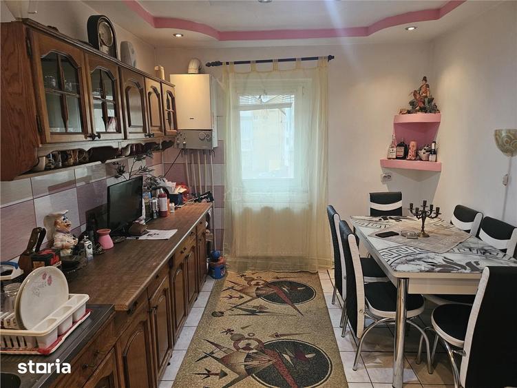 Apartament cu 3 camere, mobilat în Central