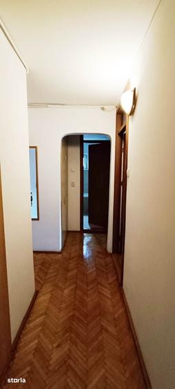 Apartament cu 4 camere decomandat în Tractorul