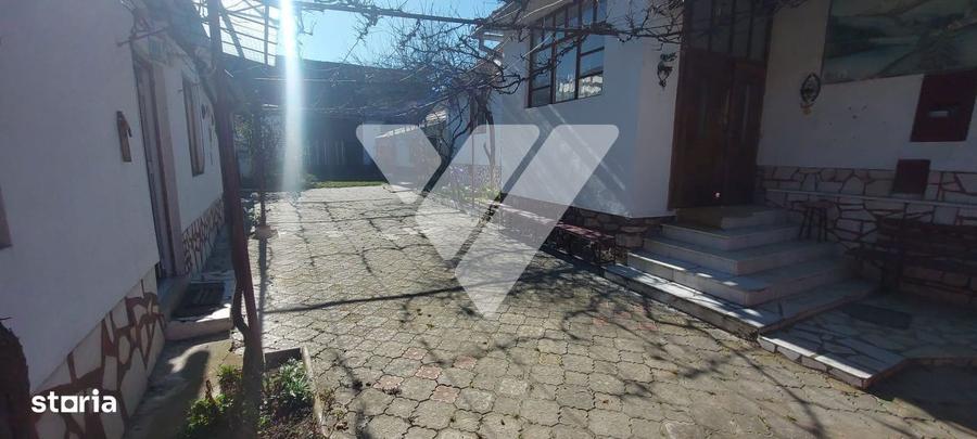 Casa individuala din 2 corpuri ,6 camere, 2 bai, 3 pivnite, 2109 mp, R - 8