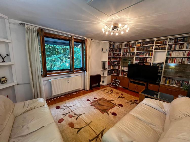 Apartament cu 3 camere decomandat în Drumul Taberei