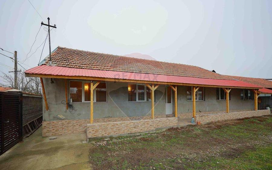 Casa cu teren de 3474 mp in Sannicolau Roman - 3