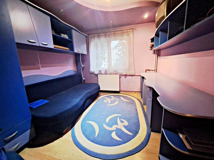 Apartament cu 3 camere semidecomandat, mobilat în Nufărul