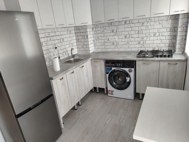 Apartament de 65 mp cu 2 camere si 2 balcoane, semidecomandat, etaj 3 - 3