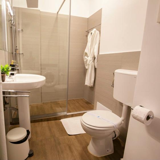 Apartament cu 2 camere semidecomandat, mobilat în Universitate