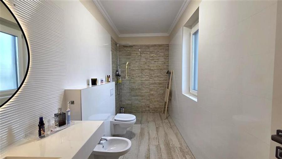 Casă individuală cu 5 camere cu Canalizare în Dumbrăvița