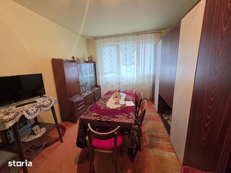 Apartament cu 3 camere decomandat în Tei