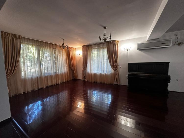 Casă individuală cu 5 camere cu Teren 100 Mp în Central