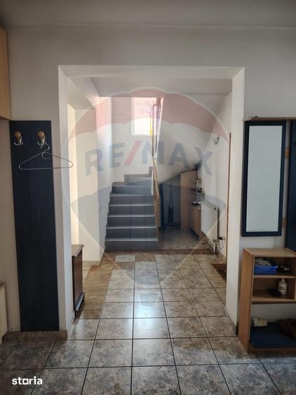 Casă cu 8 camere cu Teren 800 Mp în Central