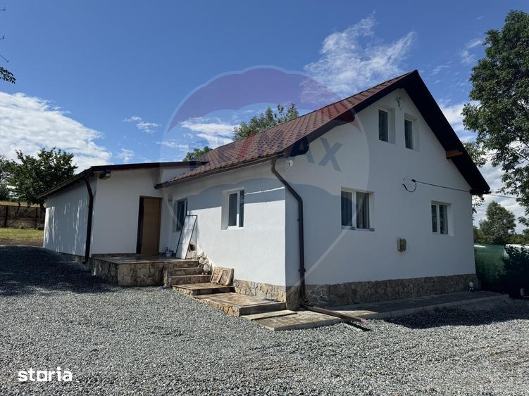 Casă cu 6 camere cu Teren 2800 Mp în Livada