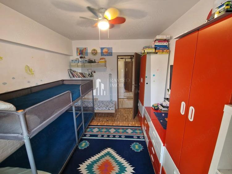 Apartament cu 4 camere semidecomandat în Central