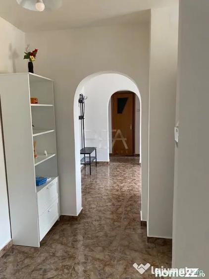 Apartament cu 4 camere semidecomandat în Văcăresti
