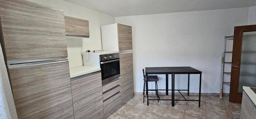 Apartament cu 3 camere semidecomandat, mobilat în Capitale