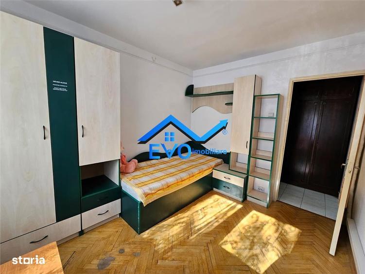 Apartament cu 3 camere decomandat în Nicolina