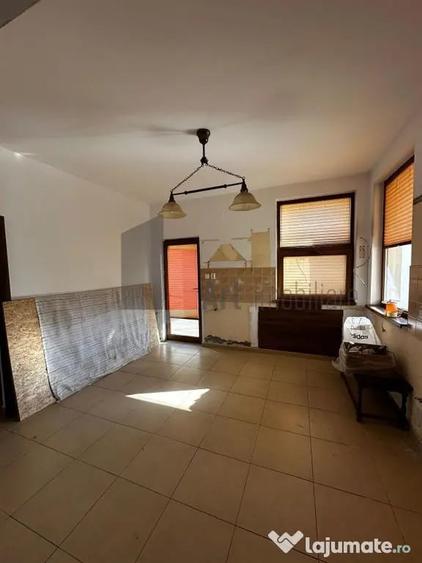 Casă cu 5 camere cu Teren 476 Mp în Dudu
