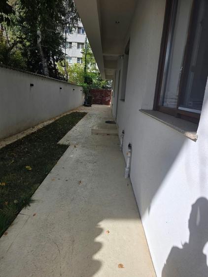 Apartament cu 3 camere decomandat în Jiului