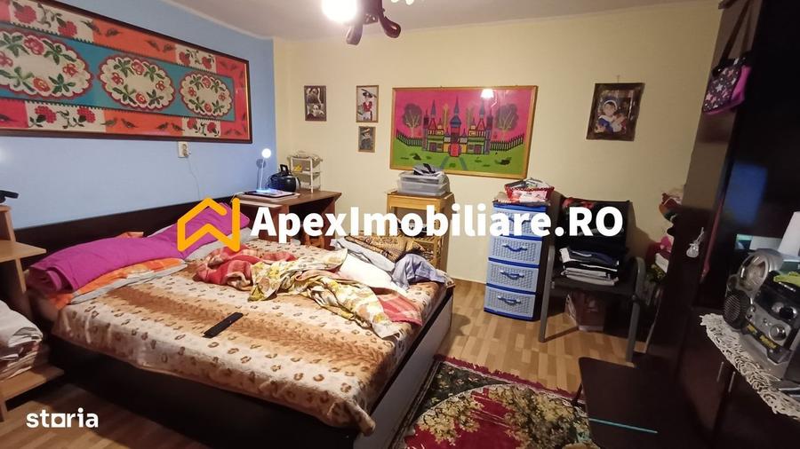 Casă cu 4 camere cu Teren 241 Mp în Apărătorii Patriei