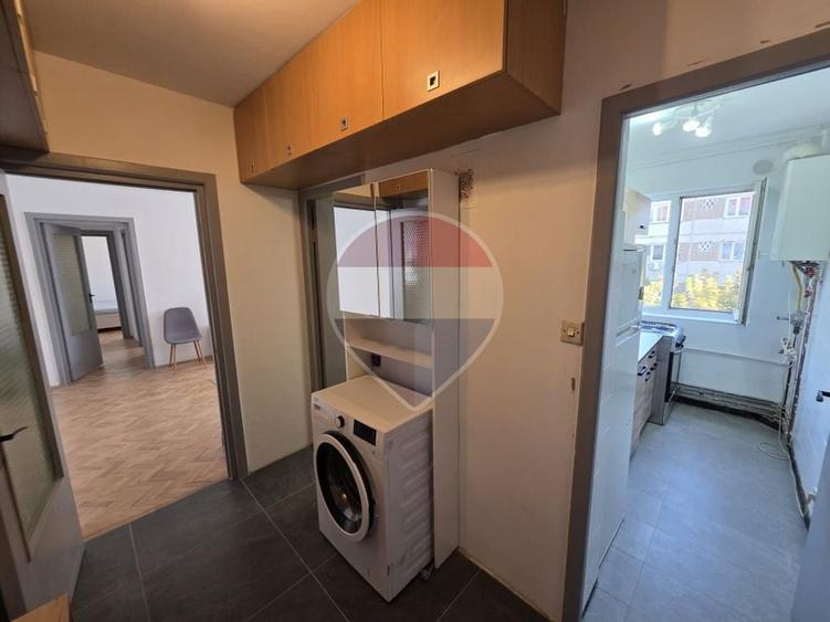 Apartament cu 3 camere semidecomandat, mobilat în Central