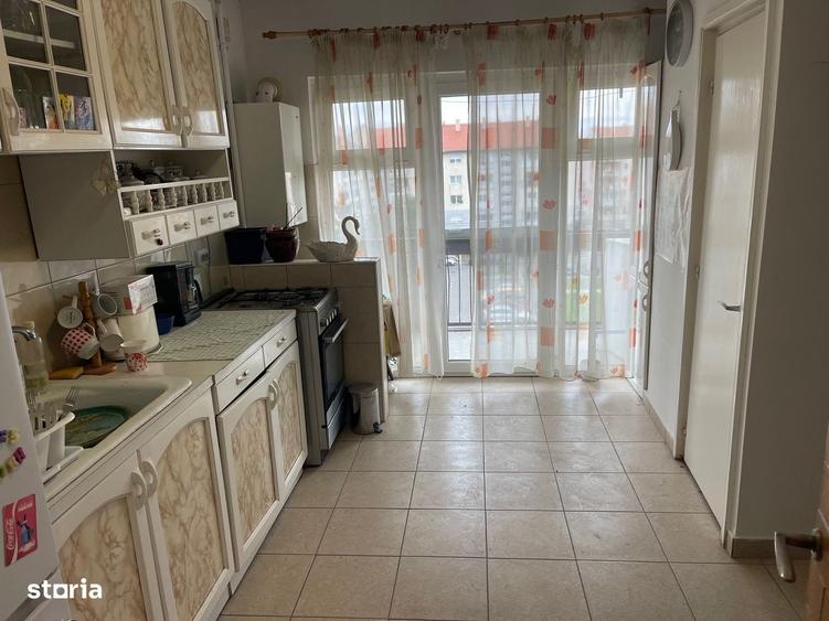 Apartament cu 3 camere decomandat în Carpați 2